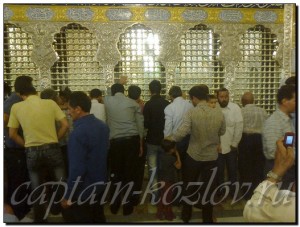 Мужчины возле стены комнаты, в которой покоится тело имама Реза