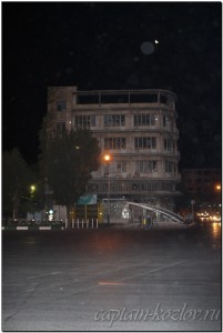 Дом на площади имама Хомейни ночью