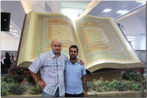 Я и Халил на фоне Корана на вокзале в Тегеране