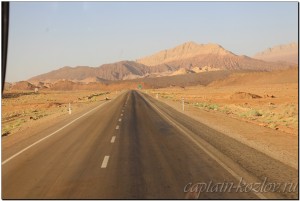 Пейзаж по дороге из Мешхада в Керман. Горы и пустыня