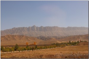 Пейзаж по дороге из Мешхада в Керман. Горы и пустыня