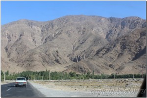Шоссе и горный пейзаж по дороге в город Шахдад
