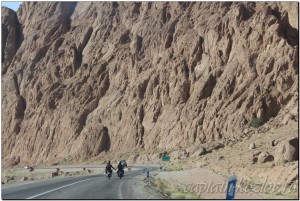 Мотоциклисты держатся за руки на шоссе по дороге с город Шахдад