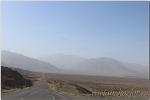 Шоссе и горный пейзаж по дороге в город Шахдад