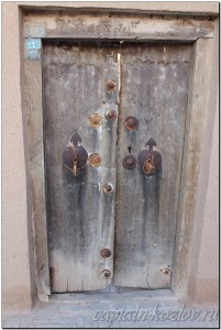 Двери с разными колотушками