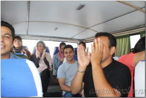 В автобусе с иранскими школьниками. Или студентами.