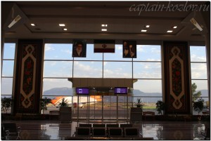 В зале ожидания аэропорта Шираза. Традиционные портреты Хомени и Хомейни