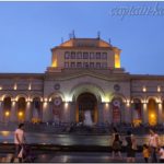 Национальная картинная галерея города Еревана вечером