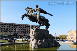 Памятник на привокзальной площади Еревана