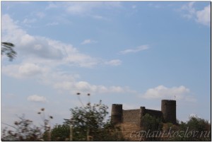 Вид на небольшую старинную крепость в Кахетии. Грузия.
