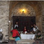 Азербайджанская семья пьет чай в караван-сарае. Шеки.