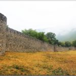 Крепостная стена хан-сарая. город Шеки. Азербайджан