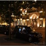 Такси на улице Баку ночью.