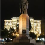 Памятник в Баку ночью.