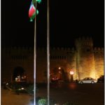 Флаг Азербайджана на фоне крепости в Баку ночью