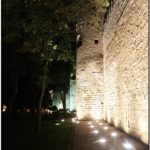 Крепостная стена старого Баку ночью