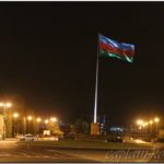 Флаг Азербайджана на набережной Каспийского моря в Баку.