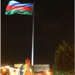 Флаг Азербайджана на набережной Каспийского моря в Баку ночью.