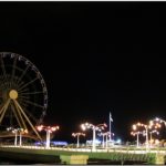 Колесо обозрения и парк на набережной Каспийского моря в Баку ночью