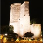 Девичья башня в Баку ночью.