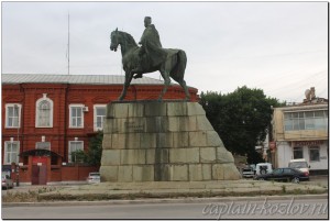 Памятник на привокзальной площади города Махачкалы