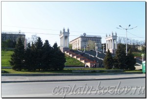 На набережной города Волгограда