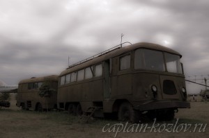Старинные ржавые автобусы в техническом музее города Тольятти
