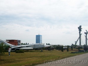 Самолет на фоне башни АвтоВАЗа в Тольятти
