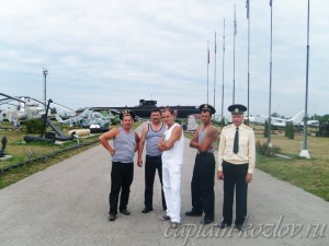 С тольяттинскими моряками на фоне дизельной подводной лодки в техническом музее города Тольятти
