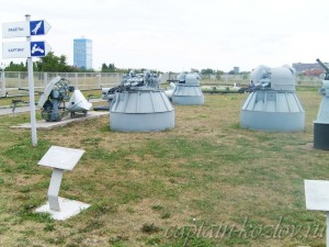 Корабельные орудия на фоне башни АвтоВАЗа в техническом музее города Тольятти