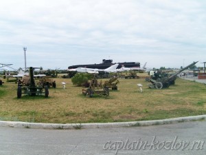 Артиллерия, авиация и флот. Пушки и самолеты на фоне подводной лодки в техническом музее Тольятти