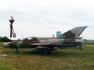 Военный самолет на поле в техническом музее города Тольятти
