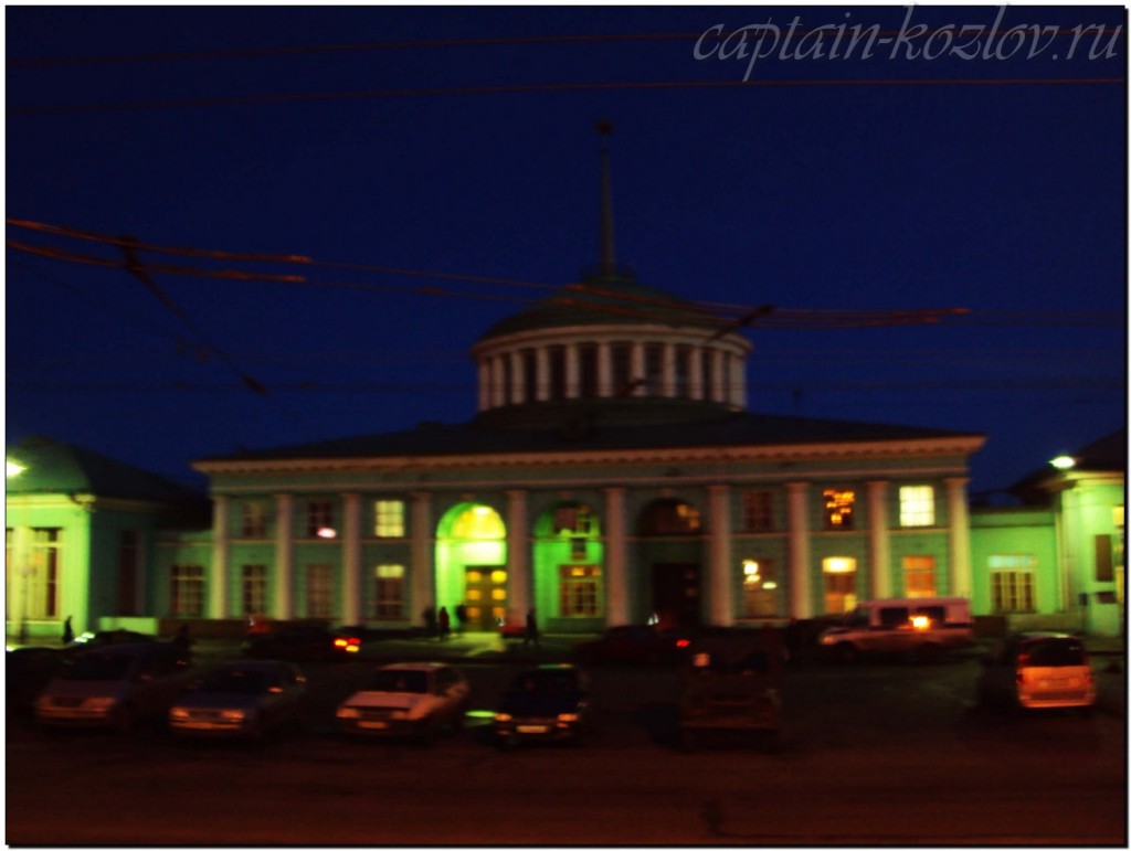 Скромный вокзал города Мурманска
