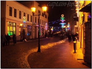 Узкая старинная улочка Гродно в новогоднем убранстве