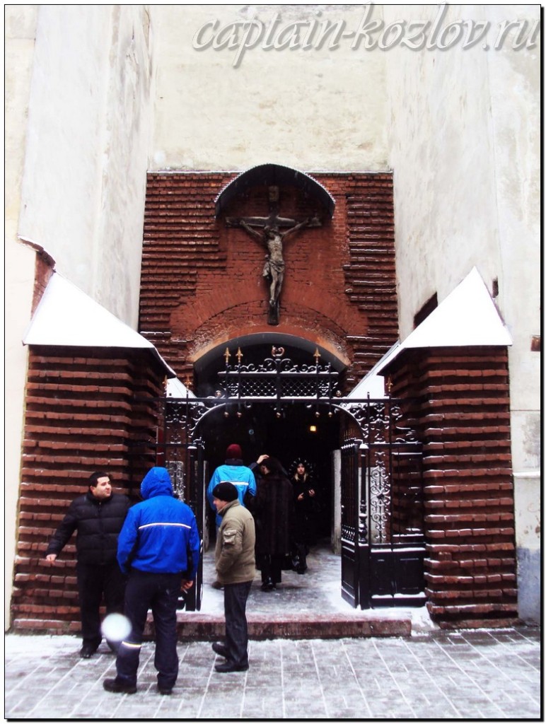 Перед входом в армянскую церковь