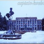 Перед зданием обл-администрации в Донецке