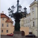 Старинный фонарь уличного освещения в Праге
