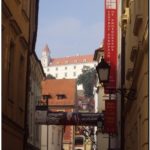 Вид на Братиславский град через старинную улочку