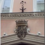 Родовой герб над дверьми одного из домов. Будапешт.