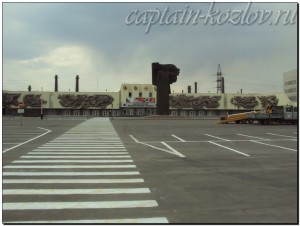 Грузовики на фоне проходной ММК. Магнитогорск