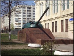 Башня танка как бы намекает - город НЕ без башни! Челябинск.