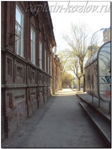 Тротуар вдоль старины. Пермь