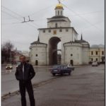 У Золотых ворот во Владимире