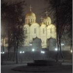 Сквер с видом на Успенский собор в городе Владимире вечером