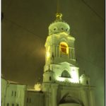 Вид на колокольню Успенского собора города Владимира вечером