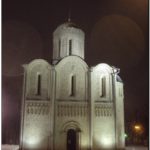 Вид на Дмитриевский собор города Владимира вечером