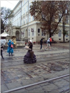 Девушка-львовянка потерялась во времени. Украина 2012