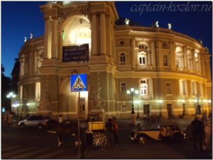 Вечером у Оперы в Одессе. Украина, 2012й год
