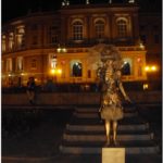 Серебряная девочка вечером у Оперы в Одессе. Украина, 2012й год