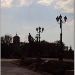 Ленин разглядывает купол церкви в Керчи. Крым, 2012й год